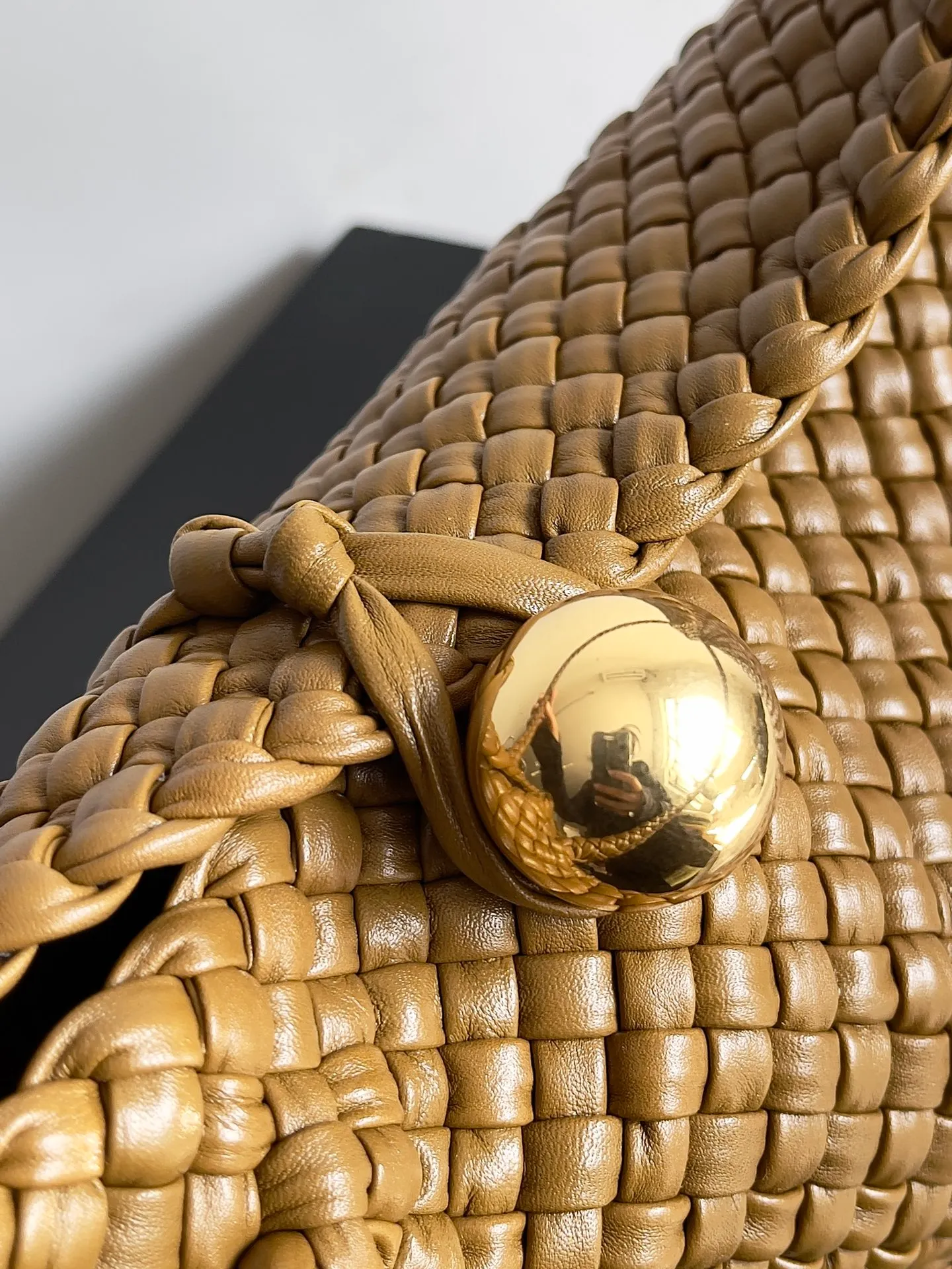 Batch 5760 BV collectible small woven handbags are really YYDS!! Bottega Veneta’s most classic small woven handbags are back! ! We use the highest quality leather with the highest craftsmanship❤️ to create the most expensive works. We have created the original Intrecciato leather weaving process❤️ This unique traditional exclusive leather weaving method has not only become our logo but also reflects the time-consuming and labor-intensive craftsmanship of our products❤️ The new TOSCA handbag must be a selection worth collecting🆕 Style number: 716974 Size: 27*9*18cm